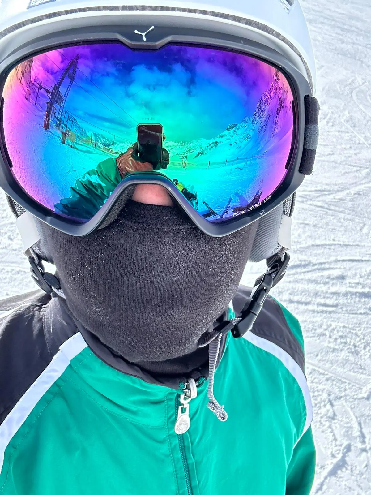 Henry beim Skifahren mit verspiegelter Brille