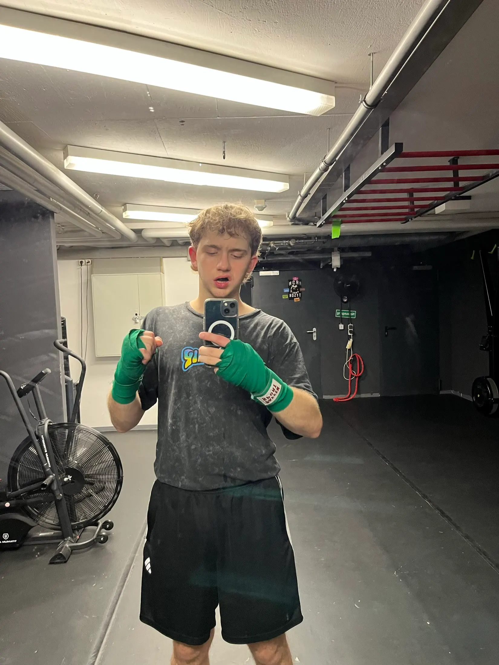 Henry mit Bandagen im Boxgym